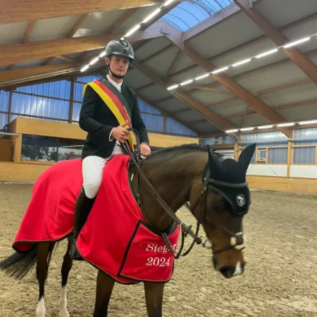 03_hs-sportpferde-siegerehrung-pferd-02